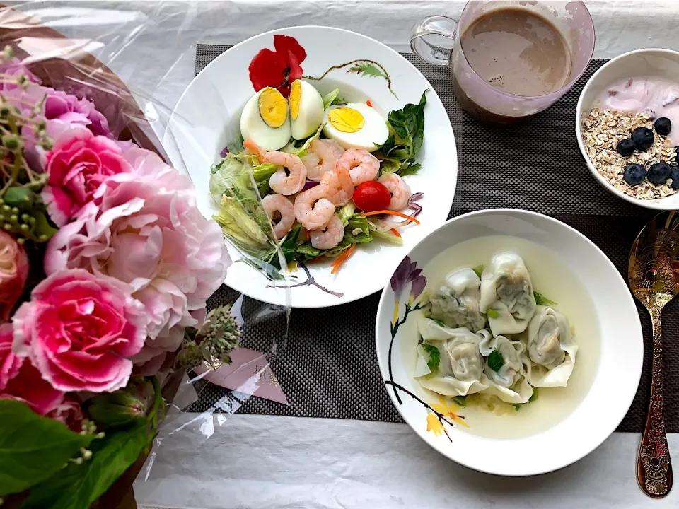 荠菜馄饨，沙拉，酸奶麦片，黑豆豆浆|Lilyさん