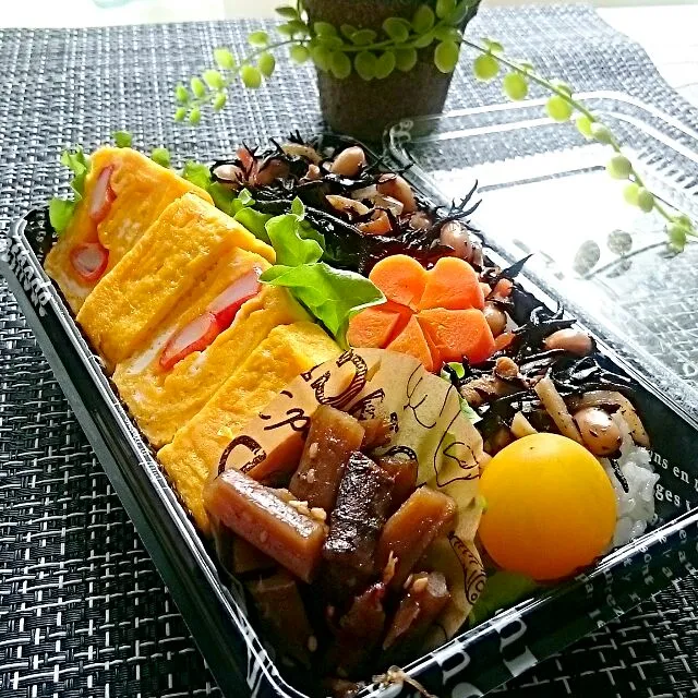 Snapdishの料理写真:#老人の昼うち弁当
娘の愛が                              たっぷり入ったお弁当…|kimi=kimi🌼Kitchenさん