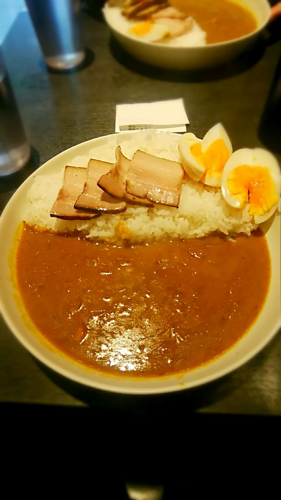 燻製チャーシューのせのカレー
これは、お店のメニューだけと、「その手があったか！」と思った。

チョットしたトッピングを薫製にするのはありだなぁ|WAKEAPPJPさん