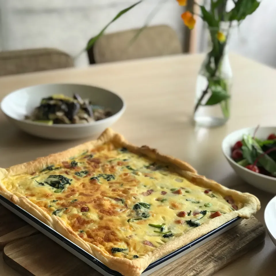 りるのんさんの料理 ほうれん草とベーコンのボトムなしキッシュ🌸豚肉なす、ズッキーニ炒め、トマトサラダ|SnapdishJPさん