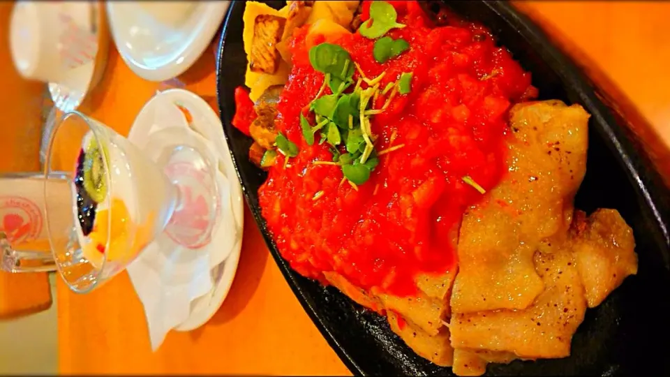 野菜たっぷりトマトソース＆チキンソテー🍗 @チャチャハウスコモン🍰|メイメイda.さん