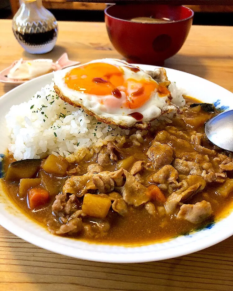 Snapdishの料理写真:目玉焼きポークカレー🍳🍛 相方作|ガク魁‼︎男飯さん