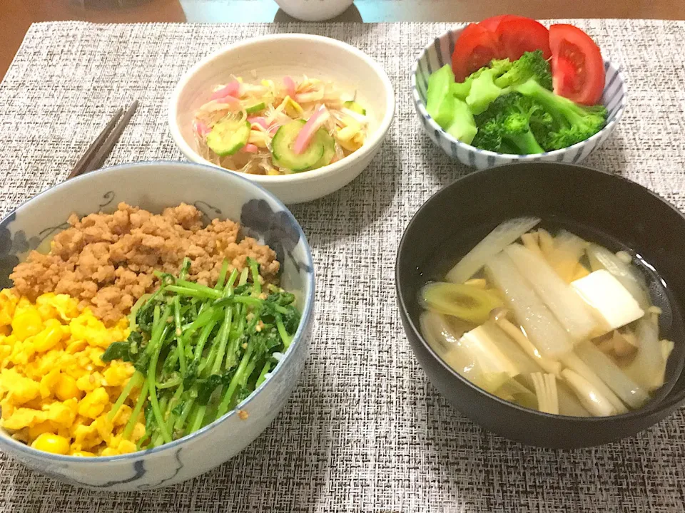 三食丼、根菜とキノコ汁、豆もやしの酢の物、ブロッコリー🥦|kumi♡さん