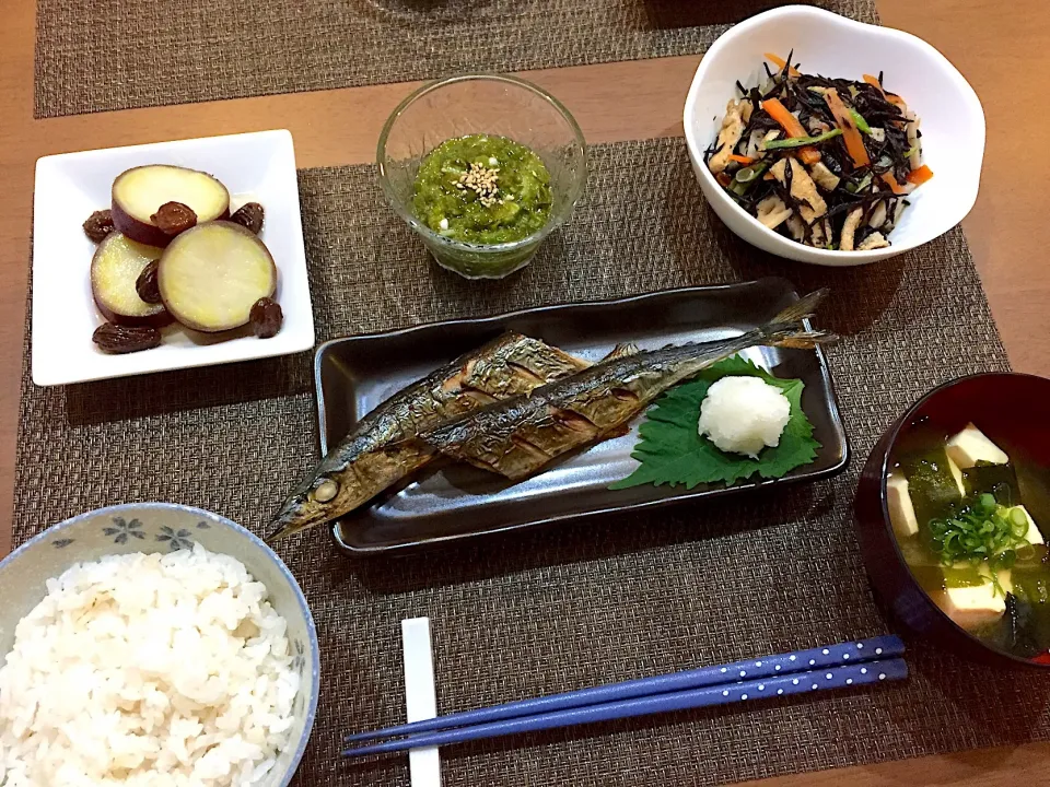 さんまの塩焼き・さつまいものレーズン煮・ひじきの煮物・めかぶおくら・豆腐とわかめの味噌汁|ごまたまごさん