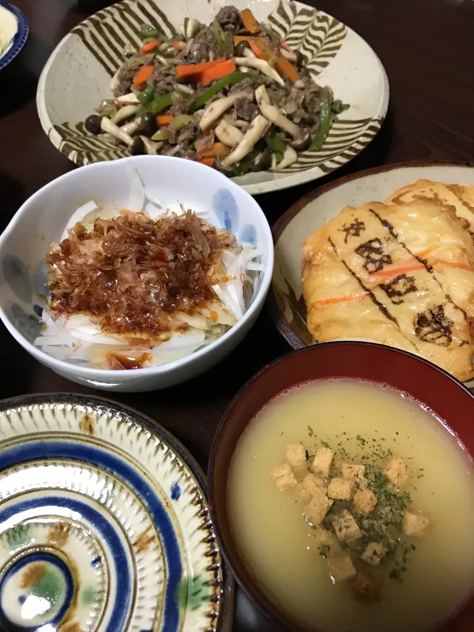 5月10日晩ご飯。野菜増しプルコギビーフ、淡路練り天、新玉スライス、レトルト玉ねぎポタージュ。|あやさん