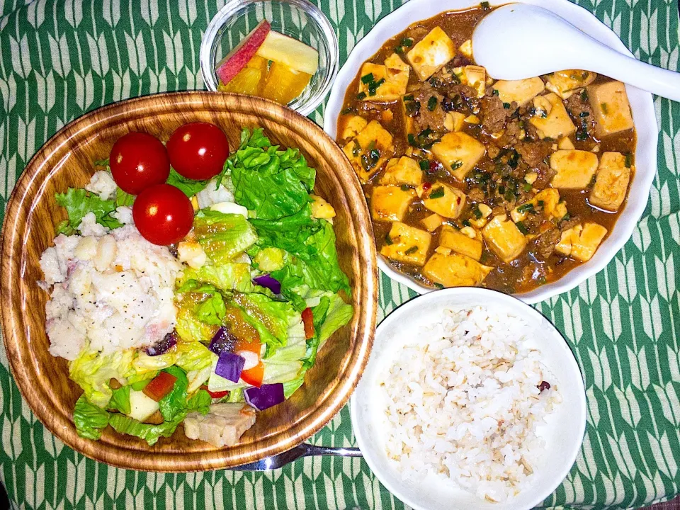 麻婆豆腐🤤
ハーブチキンのパワーサラダ🥗
黒胡椒きいたポテトサラダ
雑穀ごはん🍚|yumyum😋さん