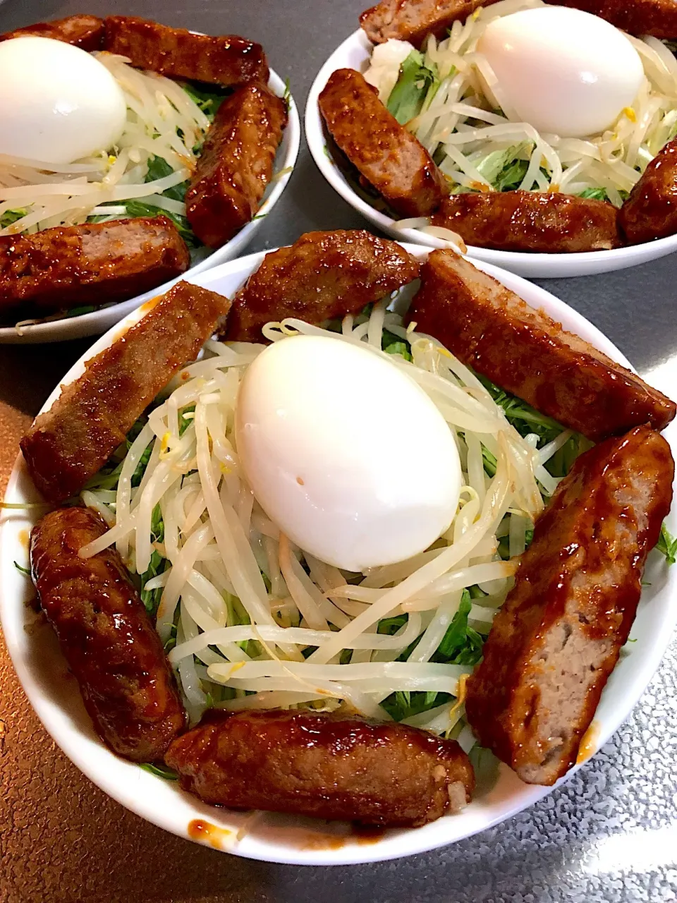 ハンバーグと半熟ゆで卵のサラダ丼|たびもかさん