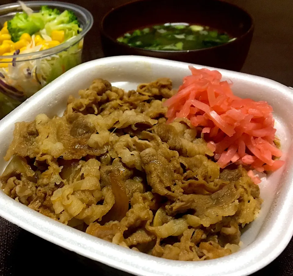 晩ごはん⭐️⭐️⭐️ 牛丼（並）とサラダをテイクアウト🚗 そしてインスタント味噌汁 なんか、こういうの久しぶり😏|ぽんたさん