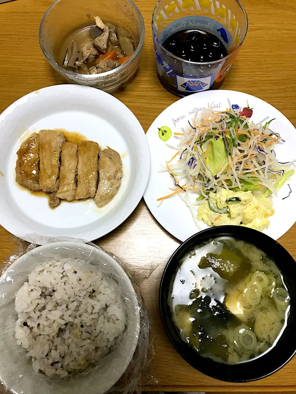 Snapdishの料理写真:ポークソテー の生姜焼き、ポテトサラダ、豆腐のお味噌汁、黒豆、筑前煮|たまきさん