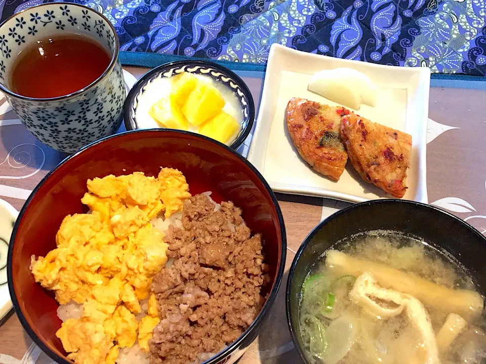 Snapdishの料理写真:朝ごはん
卵と鶏ひき肉の二色ご飯、しめじとあげとネギの味噌汁、五目はんぺん、たくあん、パイナップル添えヨーグルト、健康茶|かよちゃんさん