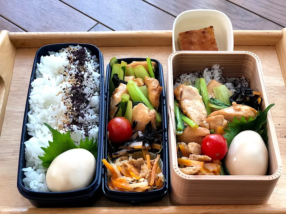 Snapdishの料理写真:鶏と小松菜のマヨポン炒め 弁当。チョコバナナケーキ付き|弁当 備忘録さん