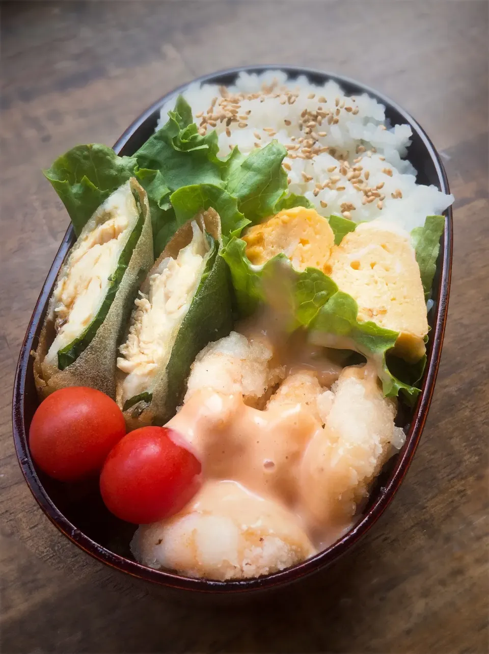 今日のお弁当
・ササミとチーズ大葉の春巻
・出汁巻玉子
・パナメイエビの揚げ物 自家製マヨ|akiさん