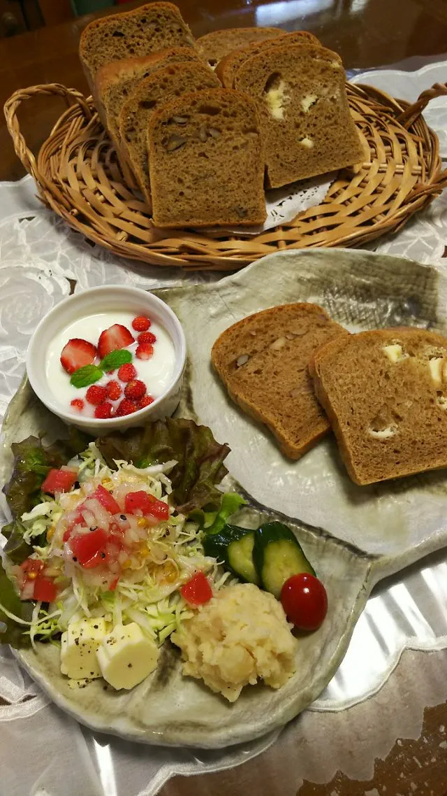 Snapdishの料理写真:生食パン🍞コーヒーversion  de  ランチ☕️🍴|Mihoさん