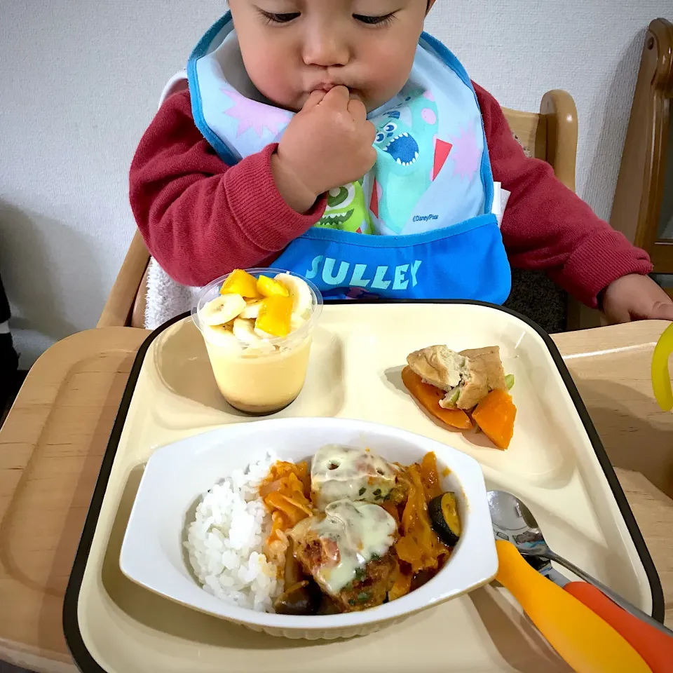 一歳半の息子ランチ キャベツのトマト煮ごはん マンゴーバナナプリン がんも煮|えみさん