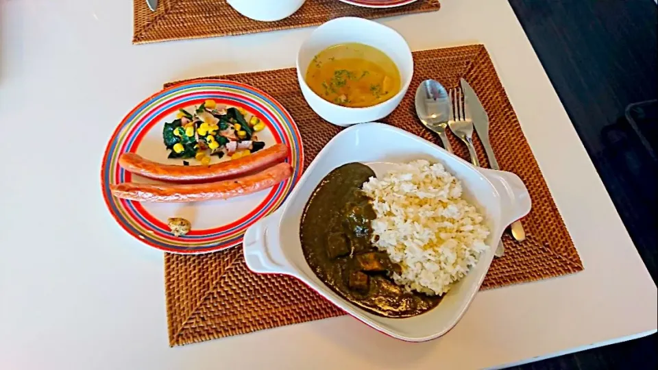 今日の夕食 無印のほうれん草チーズカレー、ほうれん草のバターコーン炒め、ソーセージ、コンソメスープ|pinknari🐰🌈さん