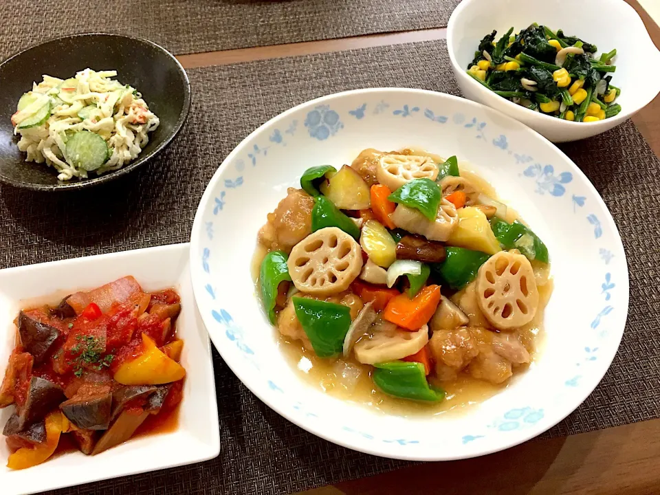 鶏肉と根菜の甘酢あん・ほうれん草のコーンソテー・ラタトゥイユ・切干大根サラダ|ごまたまごさん