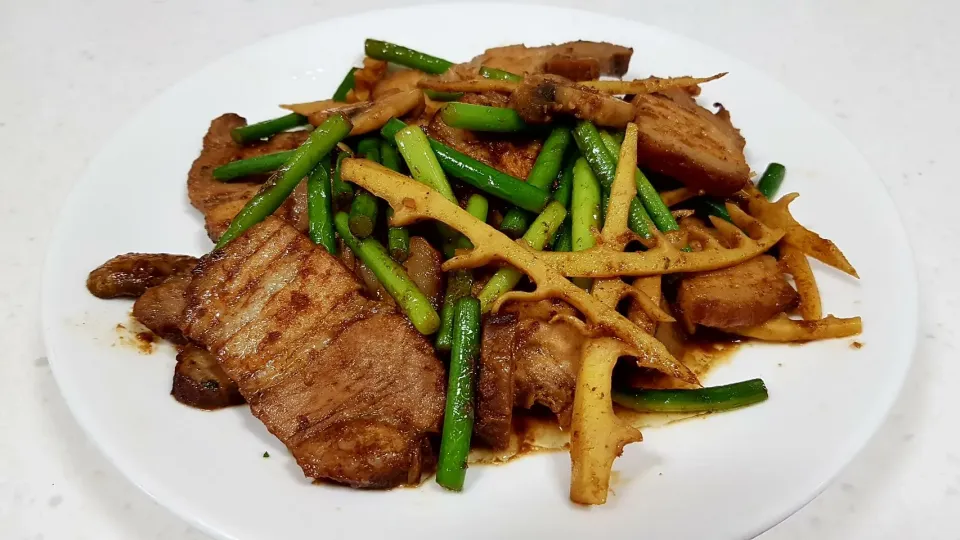 stirfried pork belly with Spring bamboo shoot and mushroom, garlic stems and mushrooms|steven z.y.さん