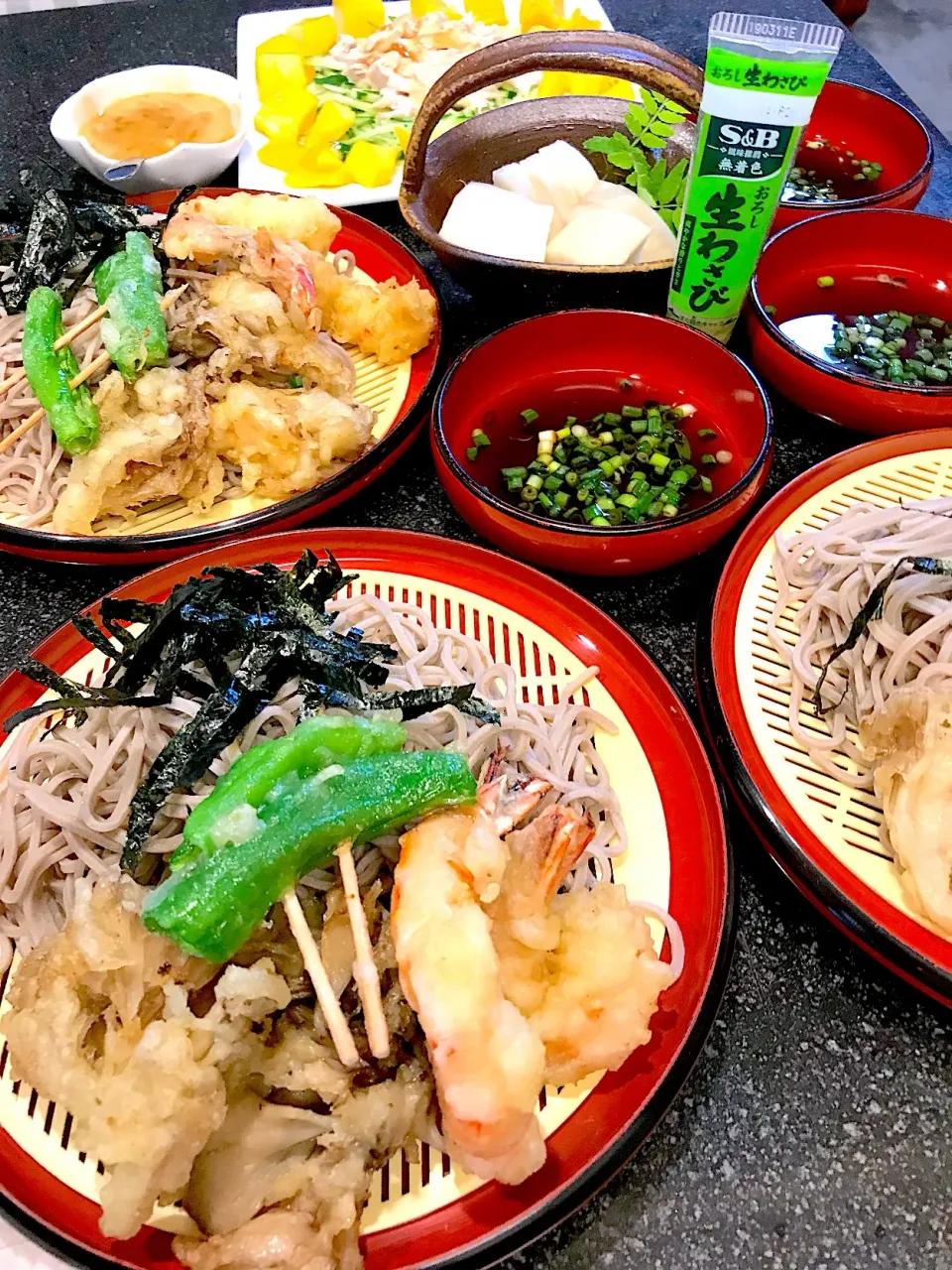 Snapdishの料理写真:夜ご飯は もりそば天ぷら バンバンジーサラダ🥗と|シュトママさん