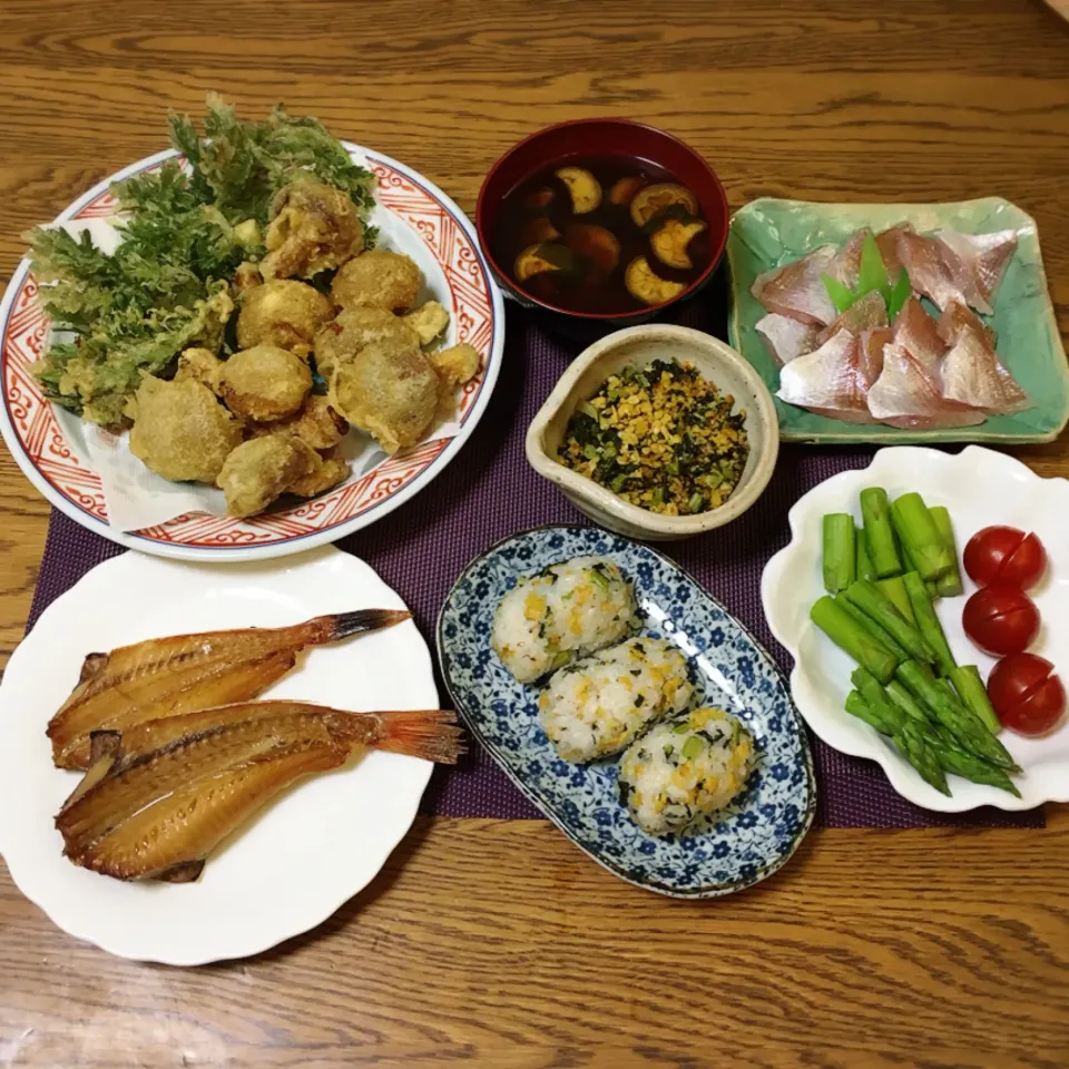 春菊とジャンボなめこの天ぷら・ナスとわかめの味噌汁・大根葉でのりたま生ふりかけ・小鯛の干物・プチトマトとグリーンアスパラ・ふりかけ混ぜ込みおにぎり・カナガシラの味醂干し|美也子さん