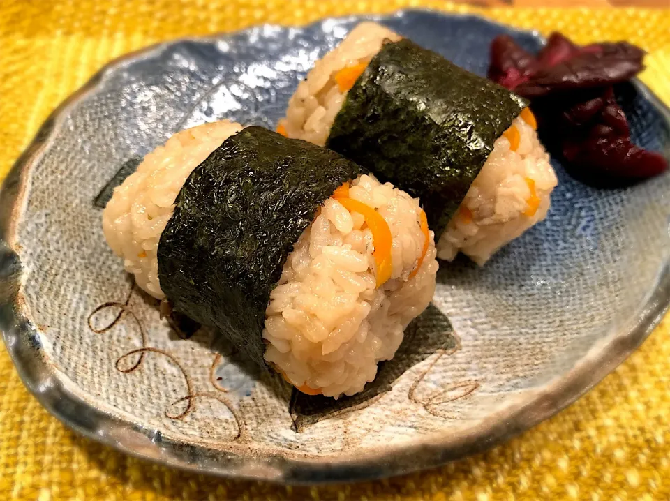 舞茸としらすおにぎり🍙～舞茸たっぷり入れたけどみえてない😂|mashaさん