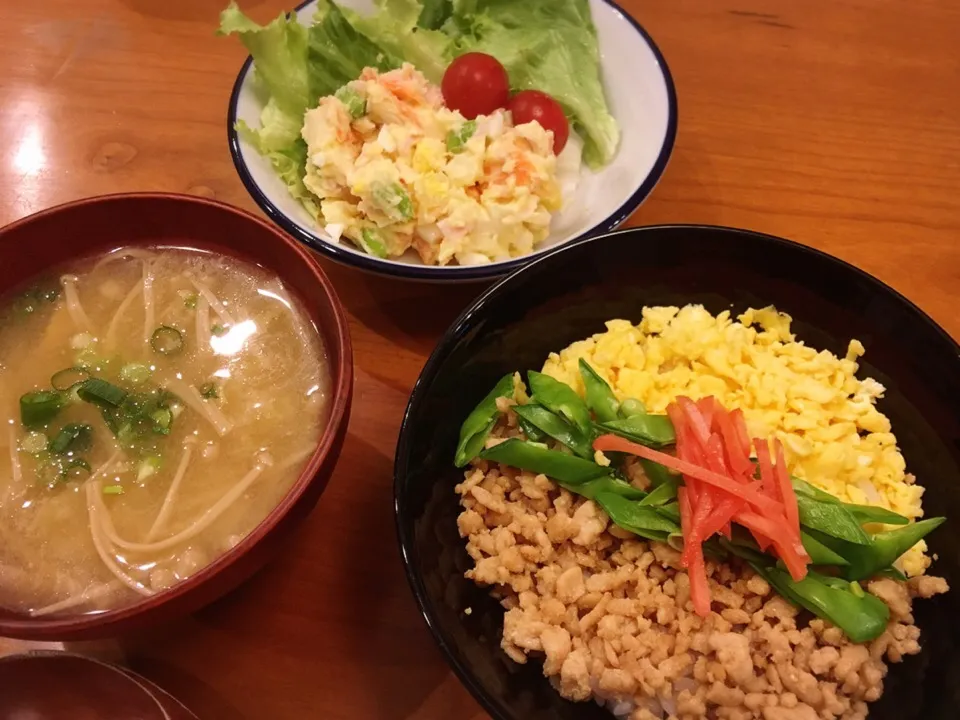 18/05/11 夕飯♪ そぼろ丼 味噌汁 ポテトサラダ|ikukoさん