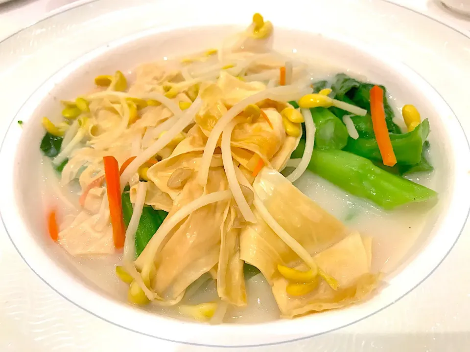 Poached vegetables with bean curd sheet in soy bean soup|Sky Blueさん