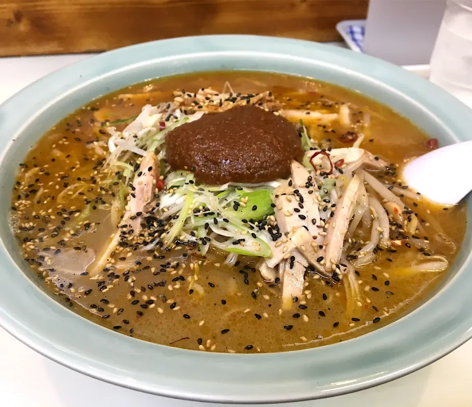 営業マンの昼晩ごはん⭐️⭐️⭐️                   味噌チョイ辛ラーメン🍜（味噌溶き系ラーメン）|ぽんたさん