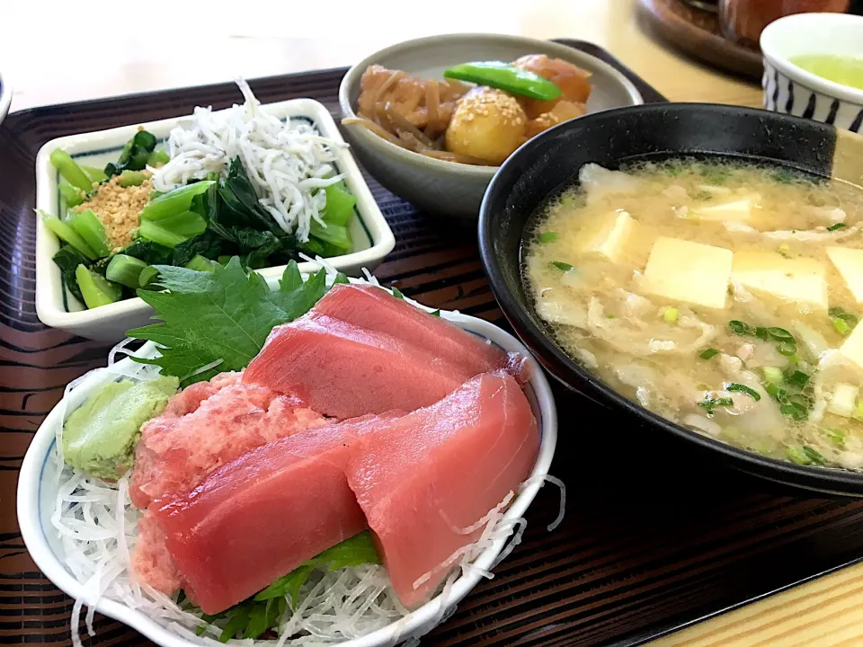 営業マンの昼ごはん☀️☀️☀️ まぐろねぎトロ  じゃがとあげの煮物   小松菜おしたし  そしてとん汁  ごはん（小） しめて1140円 ん？安くね？計算ミスか？|ぽんたさん