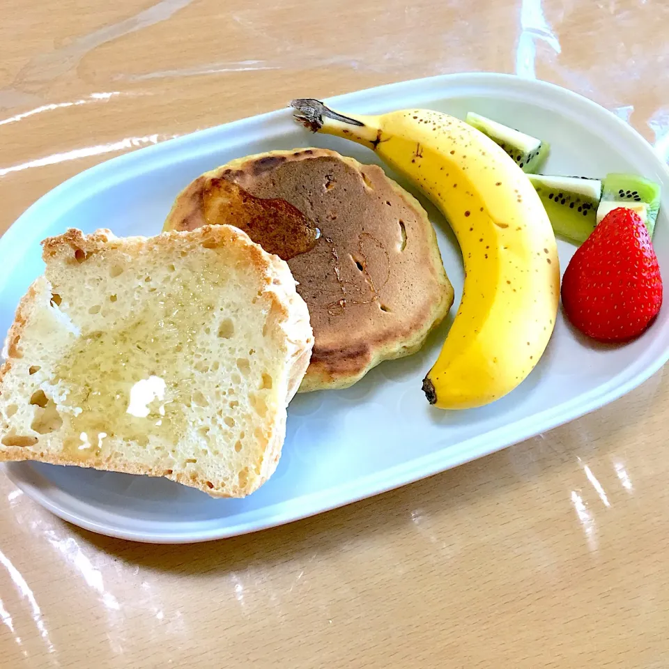 朝ごはん🥞🍞🍌🍓|かわちさん