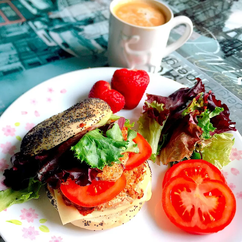 土曜の昼ごはん♪豆腐ハンバーグベーグルバーガー🍔|キノコ🍄さん