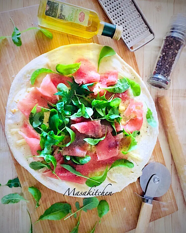 Raw hami& arugula pizza for lunch|Masakiさん