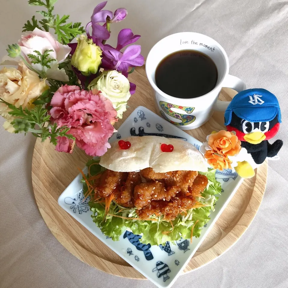 Snapdishの料理写真:5/12❤︎豚の甘辛揚げ&クリームチーズ白パンサンド❤︎ 母の日つば九郎マスコット💕
#晩ごはん #おうちごはん #おうちカフェ #豚の甘辛揚げ #クリームチーズ #白パン #白パンサンド|Makinsさん