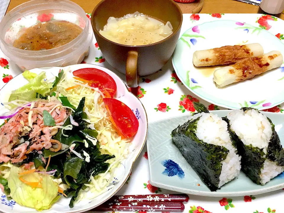 Snapdishの料理写真:鉄分とカルシウムを補うサラダ🥗
チーズIN焼きちくわ🧀
ワンタンスープ
おにぎり(韓国のり巻き)🍙
牛すじ煮込み(昨夜の残り物)😋|yumyum😋さん