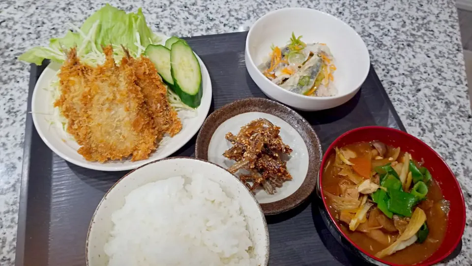 Snapdishの料理写真:鰯料理❤
・鰯フライ
・鰯のマリネ
・鰯ボーン
・具沢山味噌汁|あぁちゃんさん