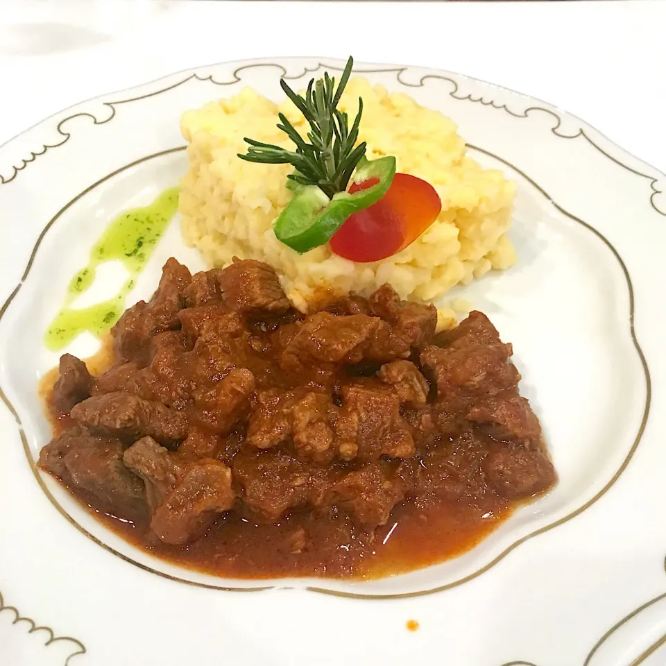 Snapdishの料理写真:牛肉のパプリカ煮込み ハンガリー風パスタ添え🇭🇺|keroさん