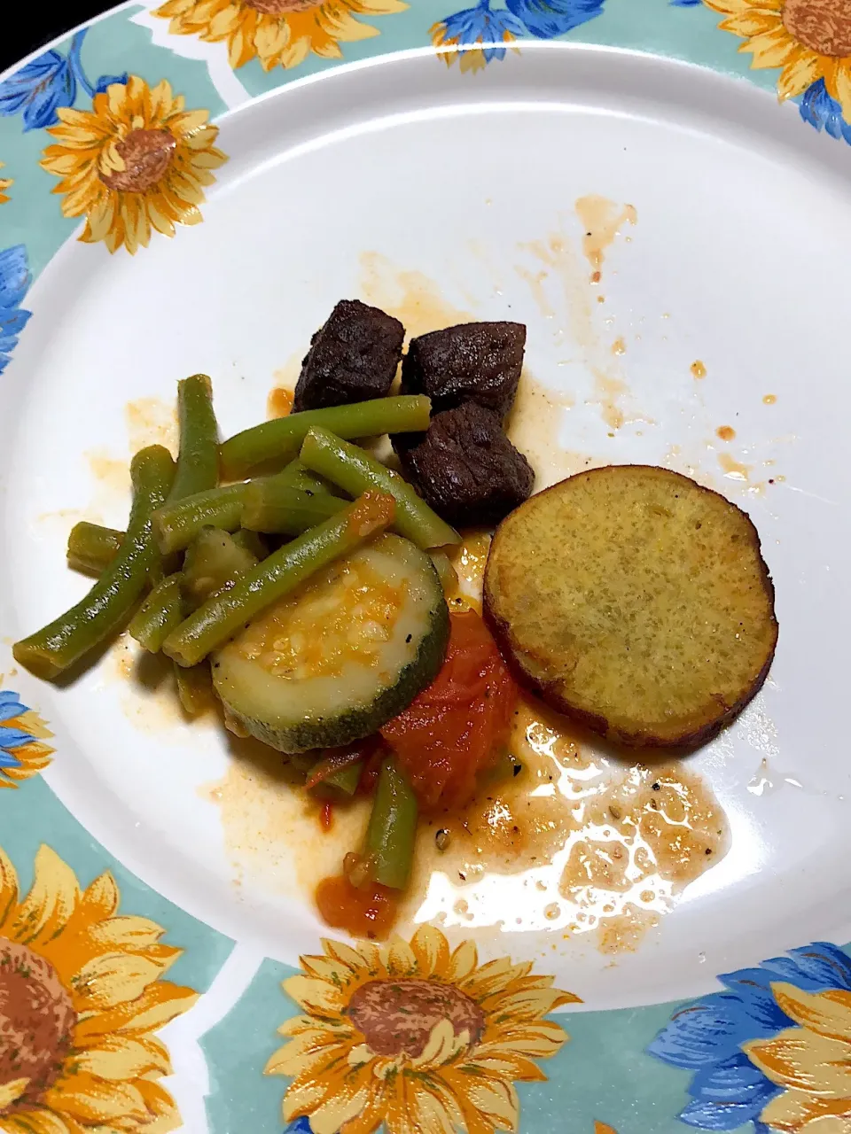 Snapdishの料理写真:Verduras cozidas e carne😋🍽|Jackie Fukujiさん