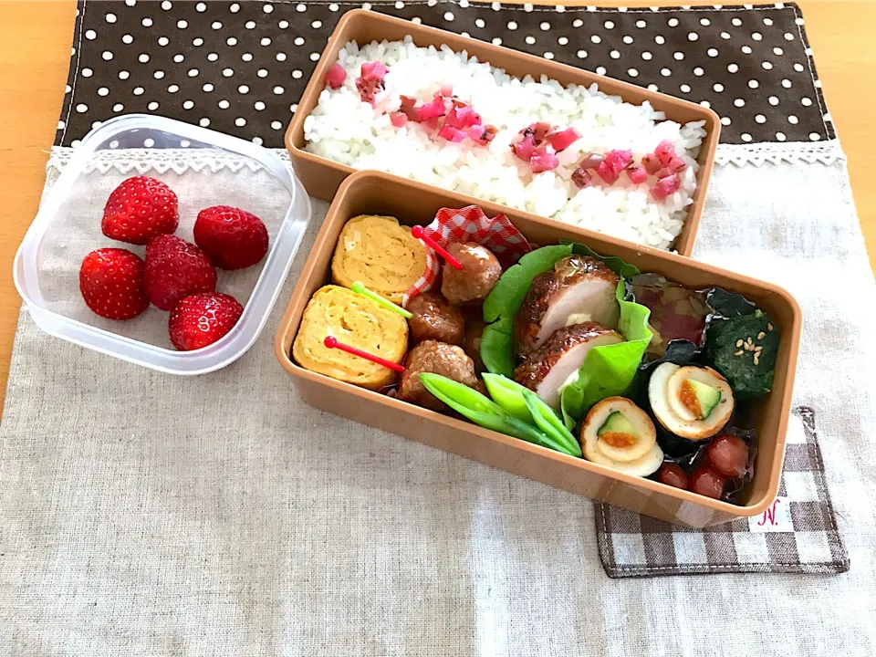 チーズのチキン巻き🧀🐓
ミートボール😜
卵焼き🍳
竹輪海苔巻き✨
さつまいもの甘煮🍠
ほうれん草のお浸し😋
お豆さん✨
スナップえんどう😋
いちご🍓
🍚|あやこさん