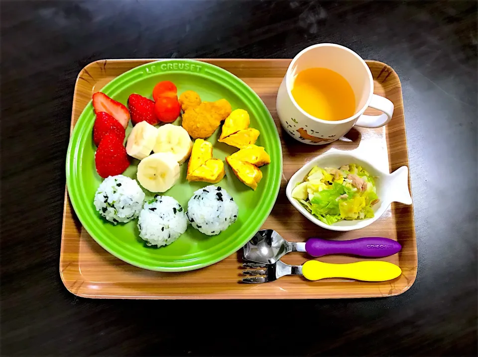 Snapdishの料理写真:5/13❁息子 朝ごはん☀️🍴
青菜おにぎり
チーズ入り卵焼き
無限キャベツ(ツナキャベツ)
ミッキーのチキンナゲット
ミニトマト🍅
バナナ🍌
いちご🍓
りんごジュース🍎|つんさん