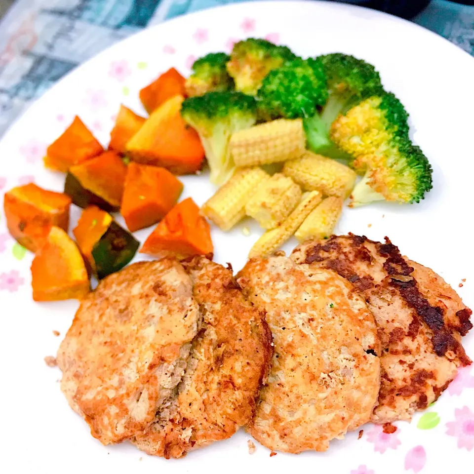 日曜の昼ごはん♪豆腐ハンバーグ・野菜のオーブン焼き|キノコ🍄さん