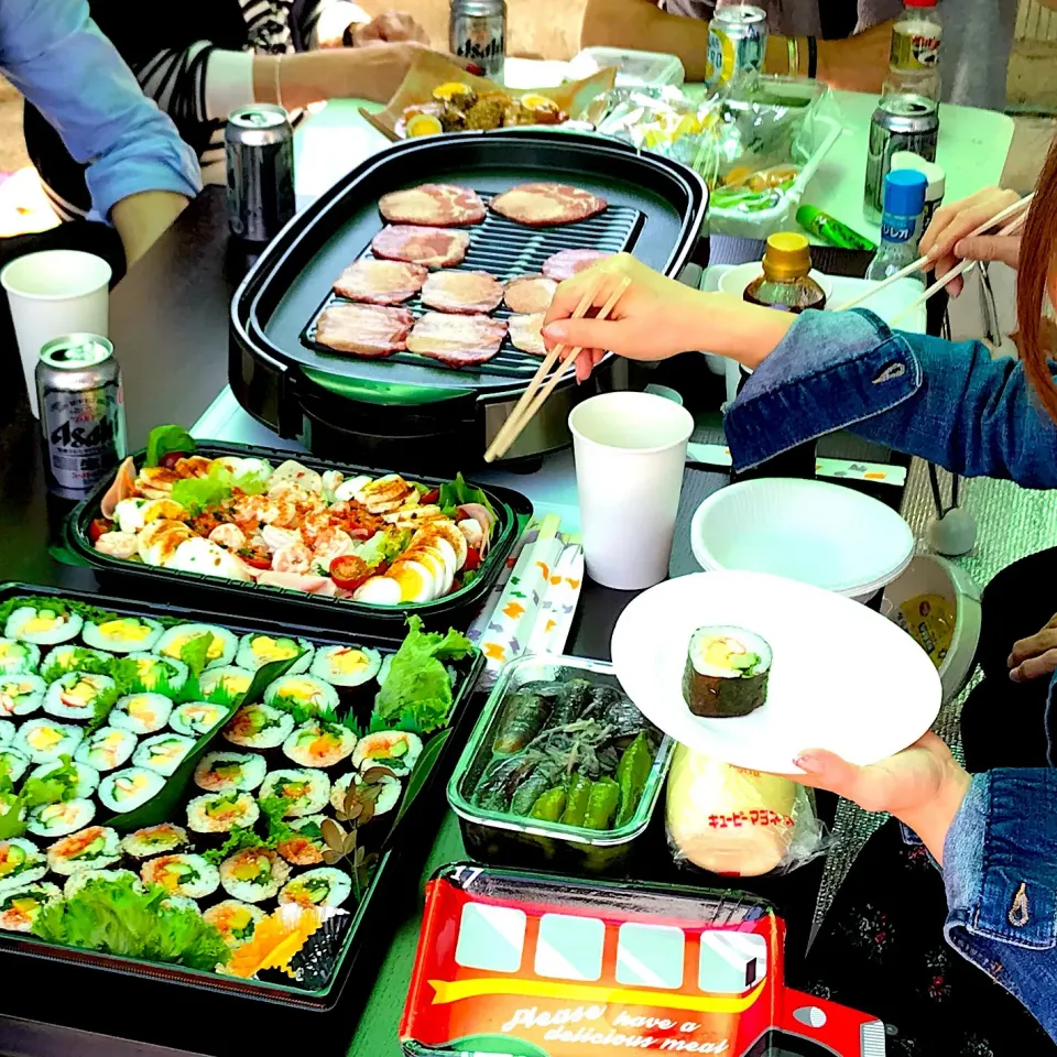 焼肉✴︎チャンジャ巻き✴︎サーモン巻き✴︎シーチキン巻き✴︎海老サラダ✴︎茄子と甘長ピーマンの煮浸し✴︎手羽と大根の韓国風煮✴︎|Tomoko❤︎poouさん