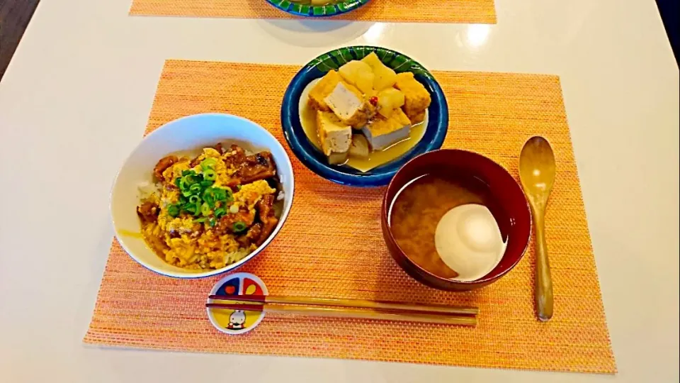 Snapdishの料理写真:今日の夕食 焼鳥缶の卵とじ丼、厚揚げと大根の煮物、味噌汁|pinknari🐰🌈さん