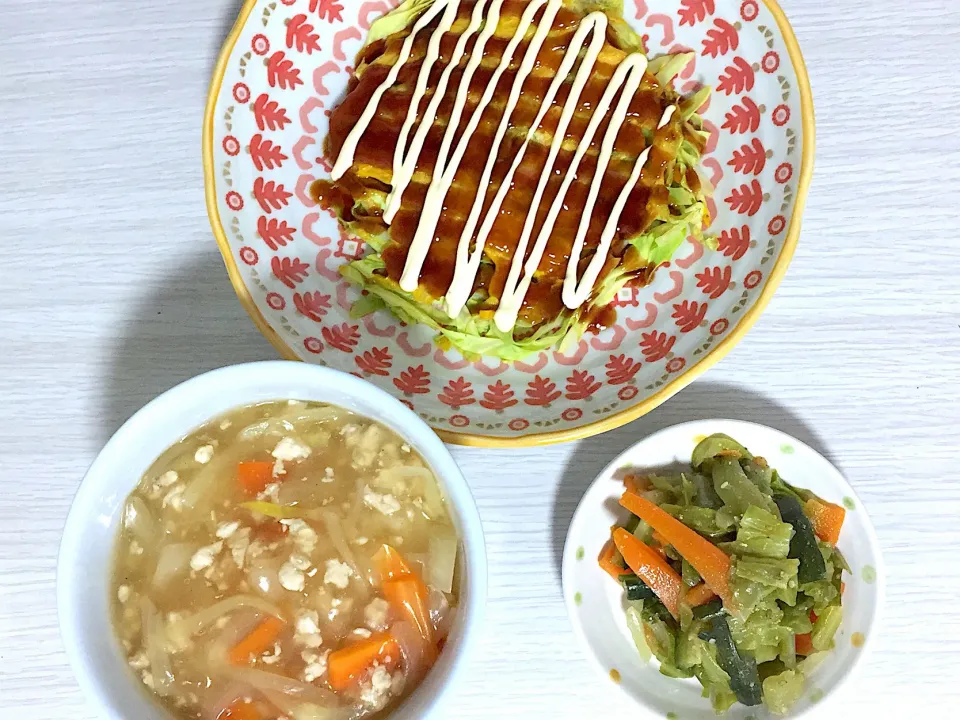 あんかけミンチ丼、
キャベツの胡麻和え、
お好み焼きもどき|saaya🔰さん