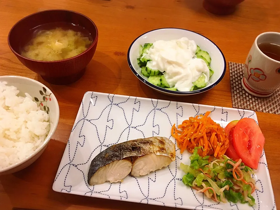 18/05/13 夕飯♪ 鰆塩焼き 人参きんぴら キャベツとカニカマの鰹節和え 味噌汁 玉ねぎヨーグルト＆きゅうり|ikukoさん