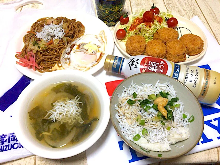 Snapdishの料理写真:今日の男飯(｡-_-｡) 釜揚げしらすごはん& しらす入り味噌汁& ITO YOKADOさんの焼きそばに目玉焼きのせ 東京日本橋たいめいけんさんの 三代目 茂出木 浩司シェフと作ったポテトコロッケ|ひーちゃんさん