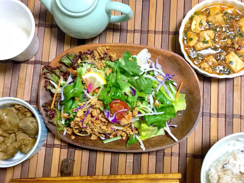 Snapdishの料理写真:鶏の挽き肉とパクチーのアジアンサラダ🥗
麻婆豆腐
南部どりレバー甘辛煮
雑穀ごはん🍚🥢😋|yumyum😋さん