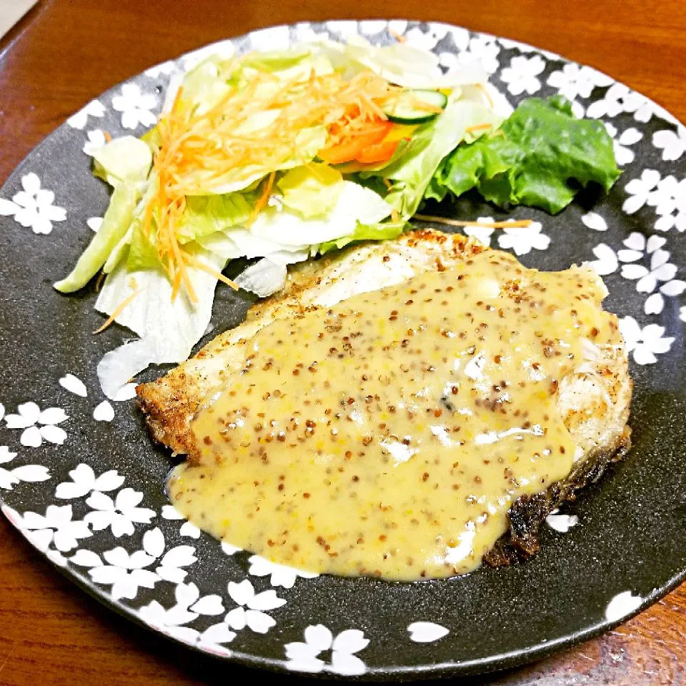 Snapdishの料理写真:カレイのムニエル
ハニーマスタードソース|chaiさん