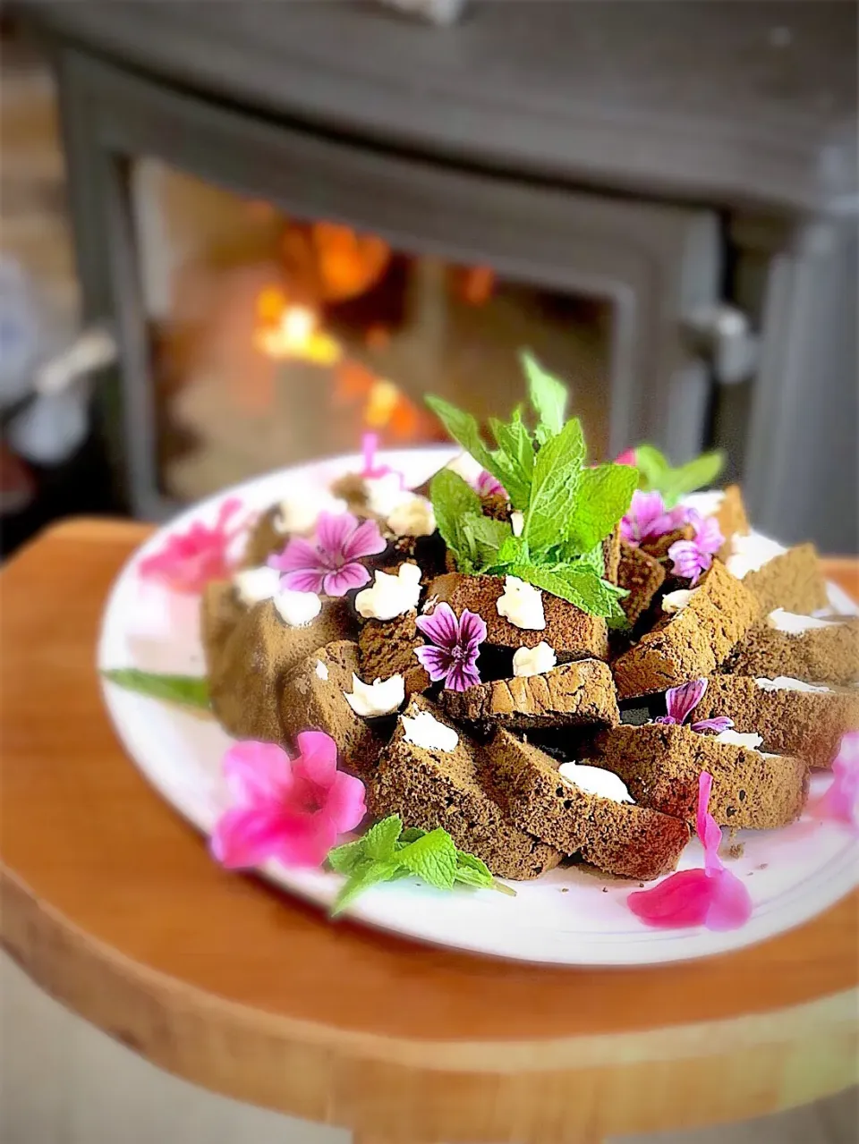 ほうじ茶シフォン。食べれるお花、マロウとサツキをアクセントに。|parisatsukoさん