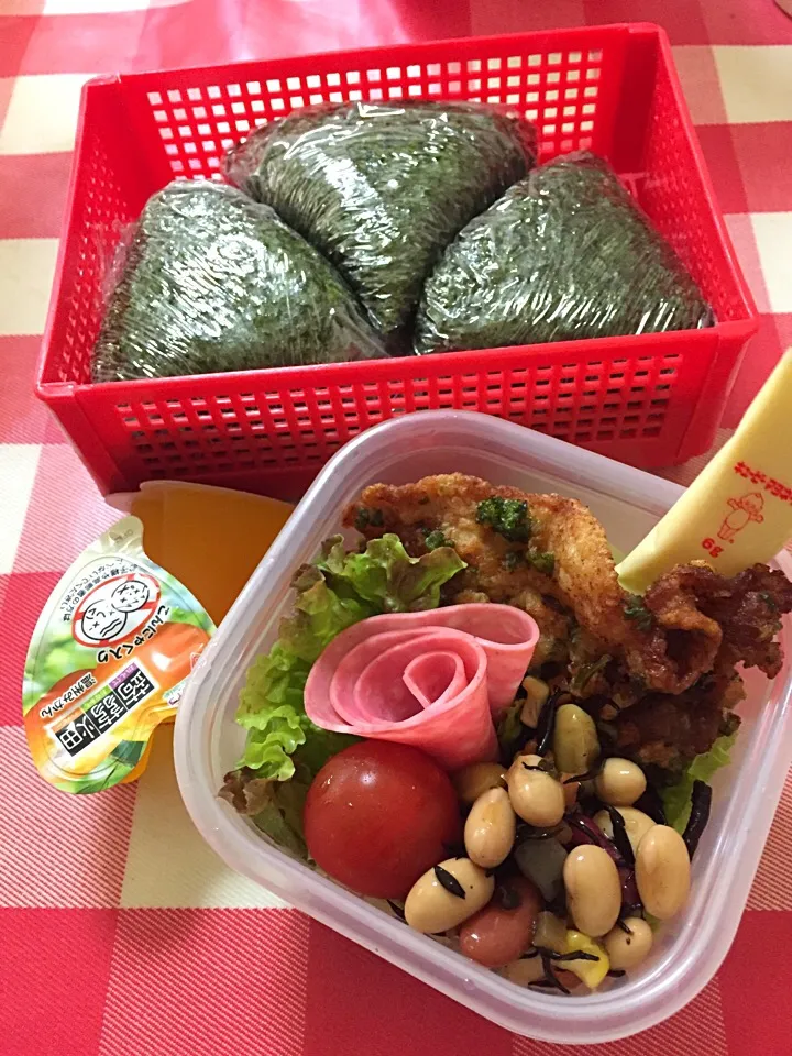 20180514兄弁当。朝練なかったのでごはんが炊けました😉おにぎりは明太子、豚味噌そぼろ、おかか、おかずは豚生姜焼きの天ぷら。|hanakoさん