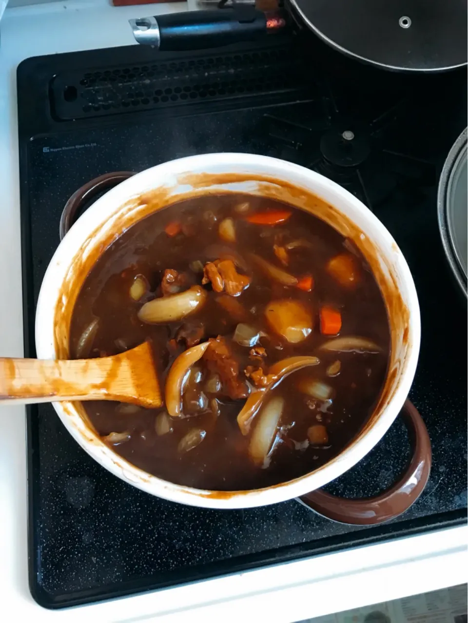 子供達が居ないうちに玉ねぎたっぷりカレー ！後は一度冷ましてから🍛ハンバーグ既にinしてます(´∀｀)|良太さん