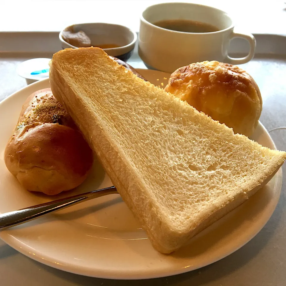 営業マンの朝ごはん☀️☀️🔆
｢ホテルメイドのパンとコーヒーを好きなだけ｣のカフェモーニング  
ジャムの種類がすごかった。今回はみかん、キウイとミルクジャムをいただきました。
＆コーヒー、牛乳、トマトジュース。|ぽんたさん